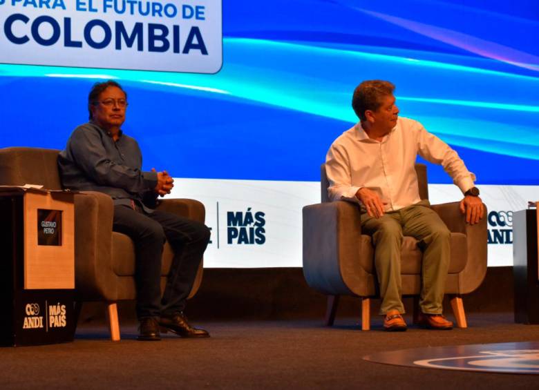 Gustavo Petro, presidente de la República, junto a Bruce McMaster, presidente de la Andi. FOTO Cortesía ANDI