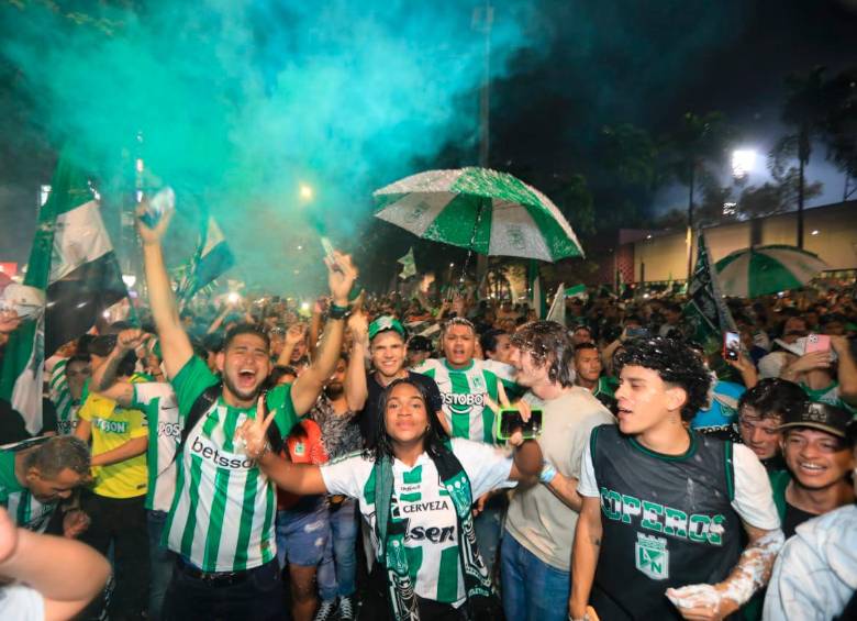 Los aficionados del cuadro verde disfrutaron de la final en el estadio, pero también en los barrios de Medellín y el Aburrá. FOTOs manuel saldarriaga y esneyder gutiérrez