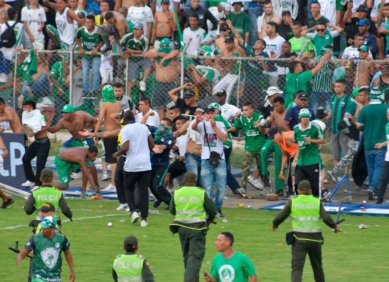 Los hinchas invadieron el campo del Doce de Octubre, cuando el cronómetro marcaba los 82 minutos y el Cali perdía 2-0 ante Cortuluá. FOTO EL PAÍS