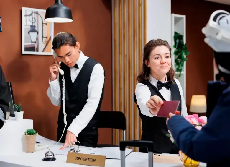 Las nuevas vacantes en el sector hotelero ofrecen beneficios laborales y crecimiento profesional. FOTO: Getty