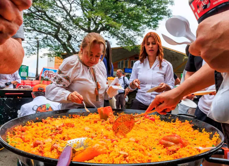 Asistentes prueban una de las paellas realizadas por uno de los chef puertorriqueños que hizo parte del evento. FOTO: Camilo Suárez.