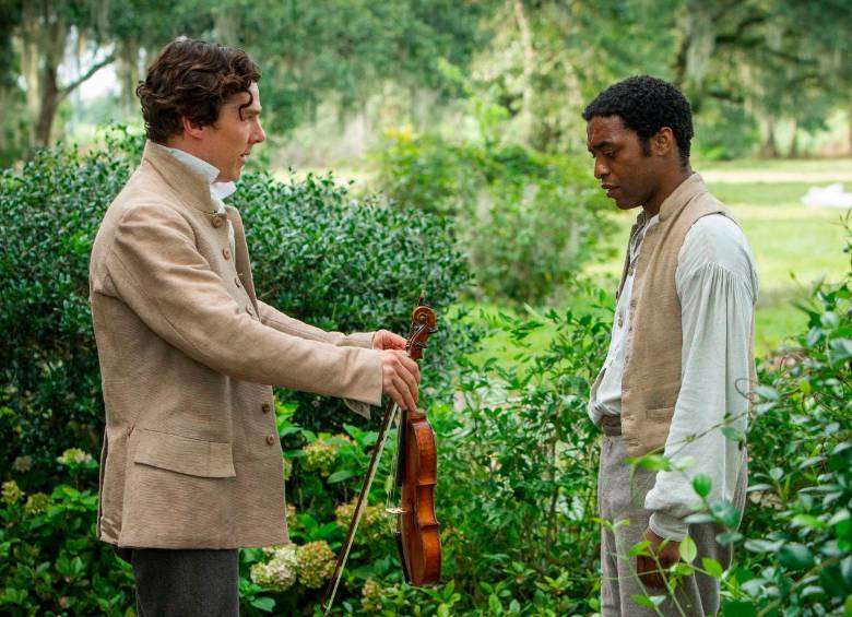 Benedict Cumberbatch con Chiwetel Ejiofor en una escena de “Doce años de esclavitud”. FOTO Cortesía