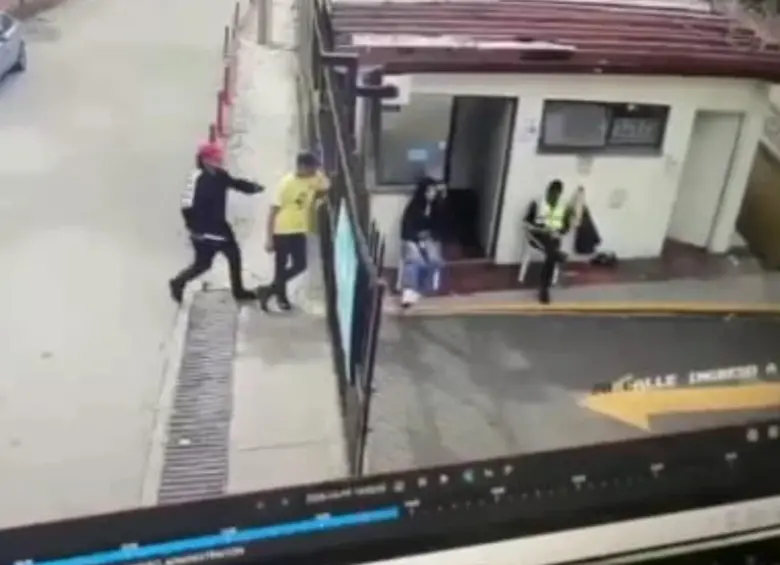 Henry Alberto Benavides Cárdenas, de 45 años, y Nicolás Francisco Perdomo, de 18, murieron en medio de un ataque en el set de la producción ‘Sin senos sí hay paraíso’ . FOTO: Captura de video 