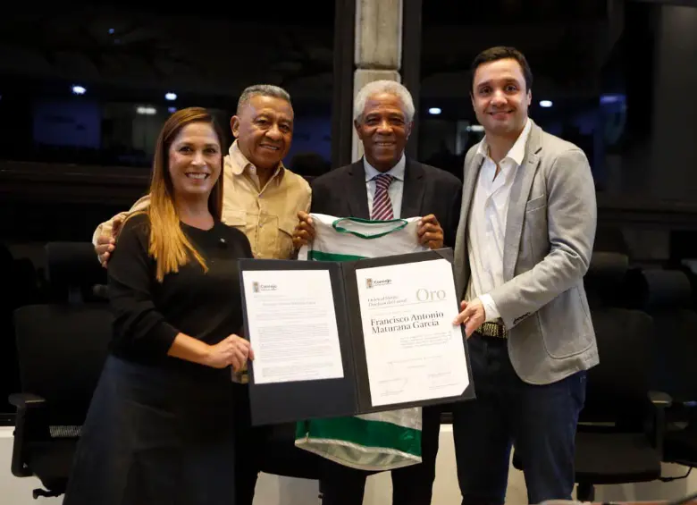 En la foto, junto a Francisco Maturana, aparece el exfutbolista Luis Alfonso “El Bendito” Fajardo, así como Sebastián Arango Botero, presidente de Nacional. FOTO: Tomada de X @BlogVerdolaga