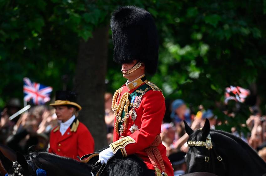 El príncipe William con el traje rojo y el sombreros con piel de oso en el desfile “Trooping the Colour” de los regimientos británicos. FOTO EFE