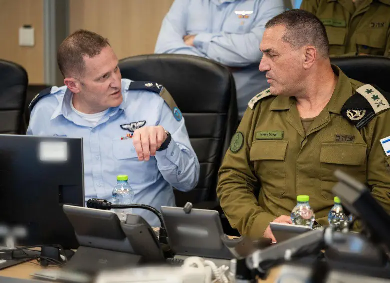 Las Fuerzas de Defensa de Israel (FDI) supervisando los ataques contra Irán. El ministro de Defensa israelí, Israel Katz, dijo que su país llevó a cabo un "ataque preventivo" contra Irán. FOTO: Xinhua