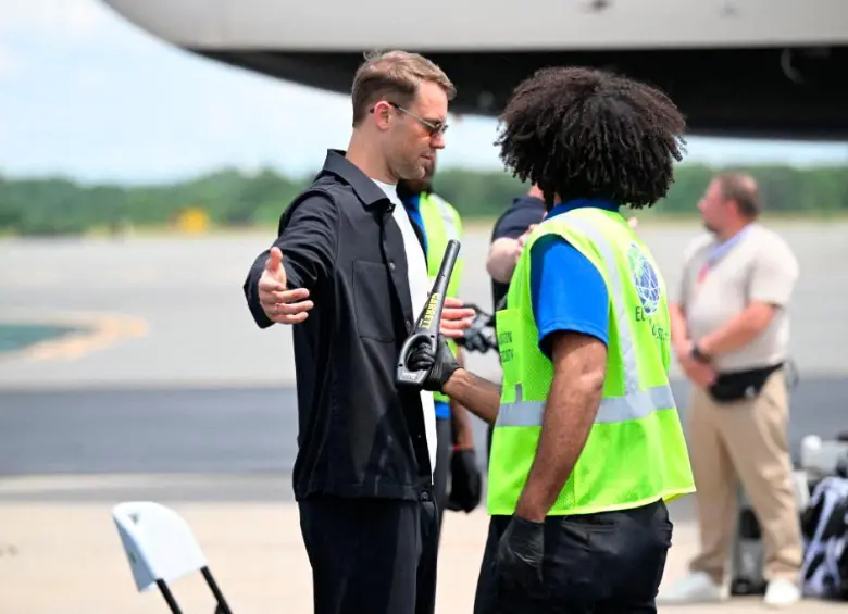 El arquero de la Selección de Alemania, Manuel Neuer, es requisado en el aeropuerto de Carolina del Norte. Foto: AFP