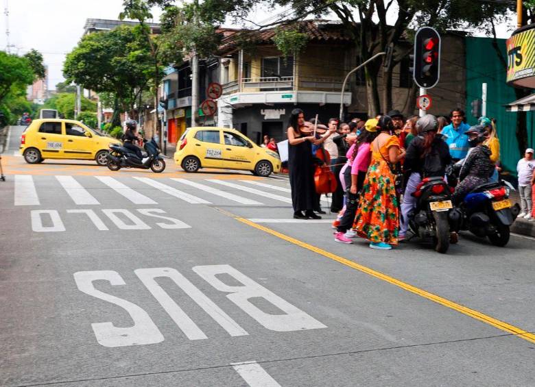 Con música y teatro buscan recuperar la cultura ciudadana en el corredor del metroplús en Manrique en Medellín