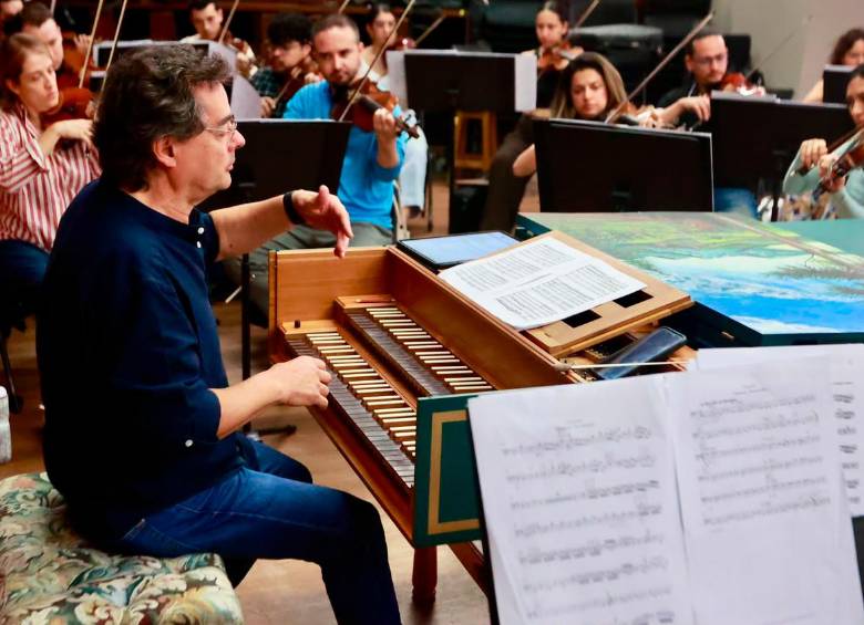 Alejandro Posada y los músicos de la Orquesta de Eafit prepararon la pieza de Telemann. Foto: Manuel Saldarriaga.