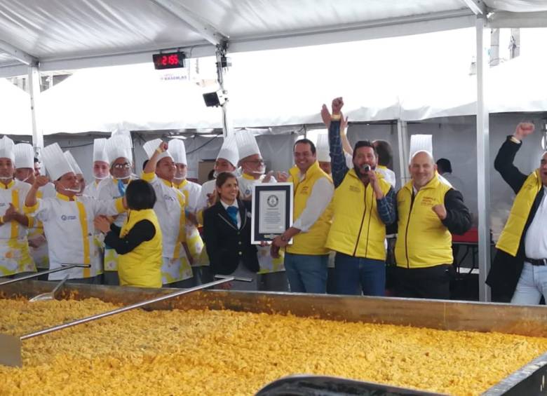En el año 2019 en Soacha se prepararon los huevos revueltos más grandes del mundo. Foto: World Record Guinness