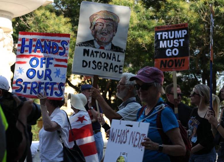 Manifestantes rechazaron en Washington D. C. la federalización de la Policía y el despliegue de la Guardia Nacional ordenados por Donald Trump. Imagen: AFP.