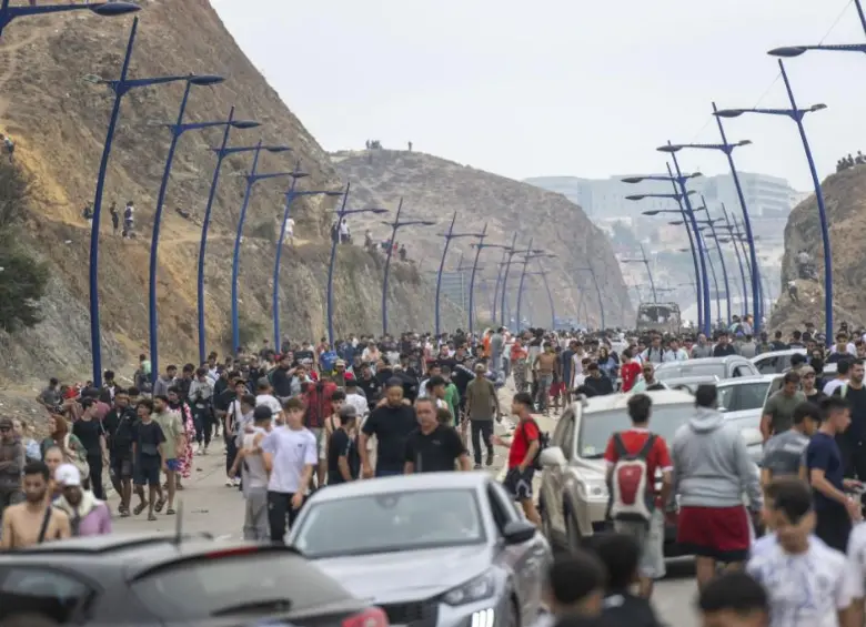 Miles de migrantes cruzan desde Marruecos hacia Ceuta, una de las principales puertas de entrada a Europa, en medio de la mayor crisis migratoria registrada en la ciudad autónoma desde 2021. FOTO: AFP.