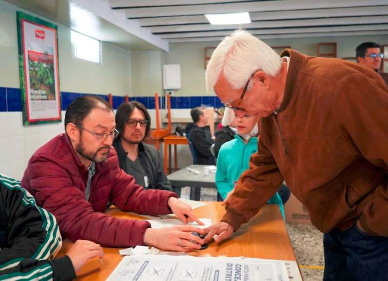 Jorge Enrique Robledo ejerce su derecho al voto. Foto: Colprensa.