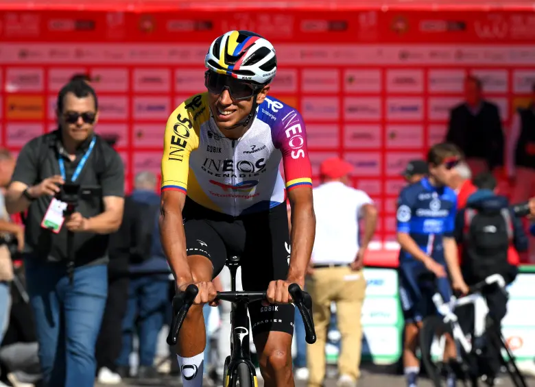 Egan Bernal resolvió su apuro con el pasaporte y podrá viajar a Europa para estar en una de las tres grandes vueltas vistiendo los colores como campeón nacional de Colombia. Foto: Getty Images