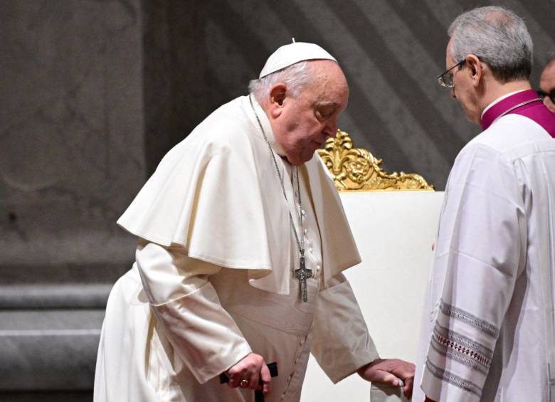 El líder espiritual de más de 1.400 millones de católicos en el mundo está hospitalizado desde el 14 de febrero. FOTO: AFP