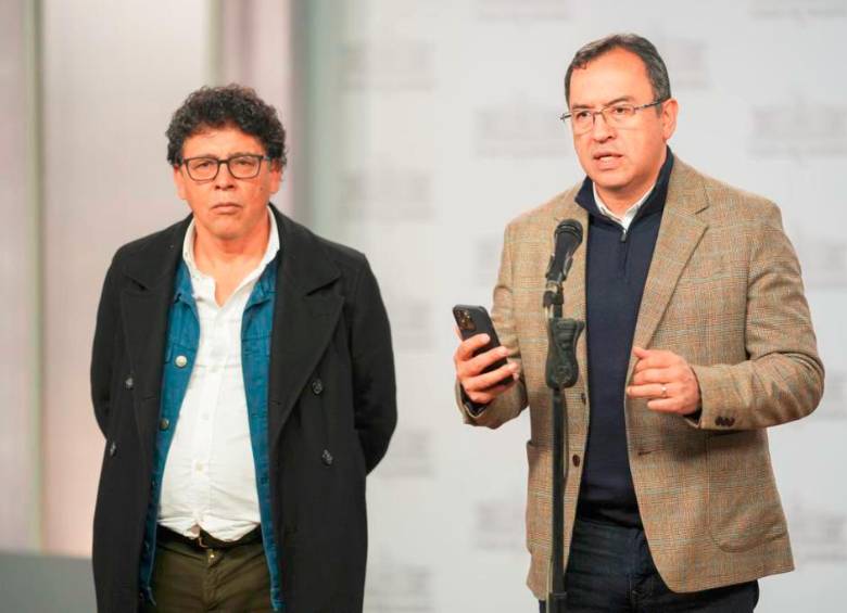 El ministro del Interior, Alfonso Prada junto con Javier Pava, director de la UNGRD, anunciaron medidas inmediatas para enfrentar la ola invernal FOTO: Cortesía