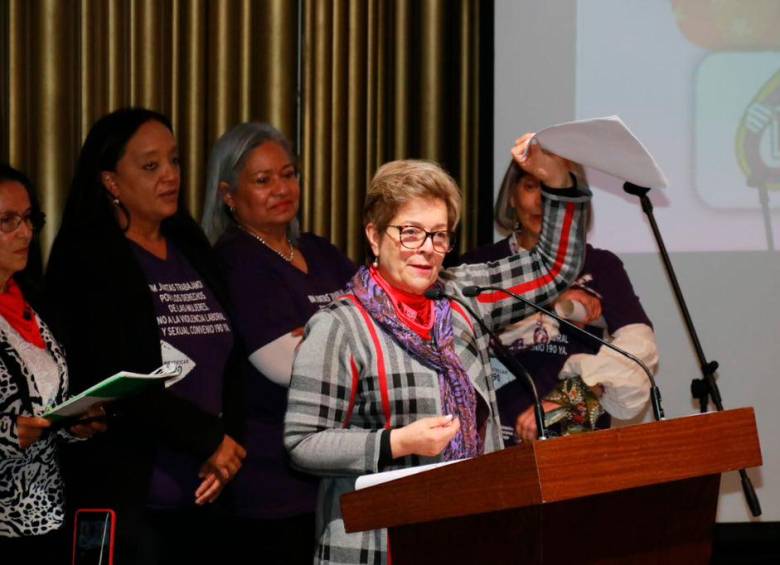 La ministra de Trabajo, Gloria Inés Ramírez, lanzó la propuesta ayer ante 400 mujeres de las centrales obreras. FOTO MINTRABAJO