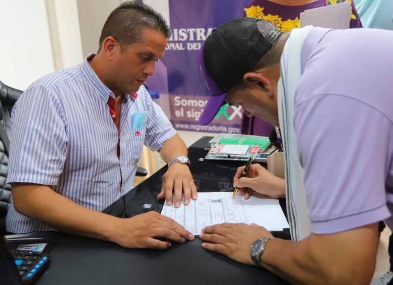 Las firmas fueron entregadas al registrador municipal Luis Carlos Avena Pérez. FOTO CORTESÍA