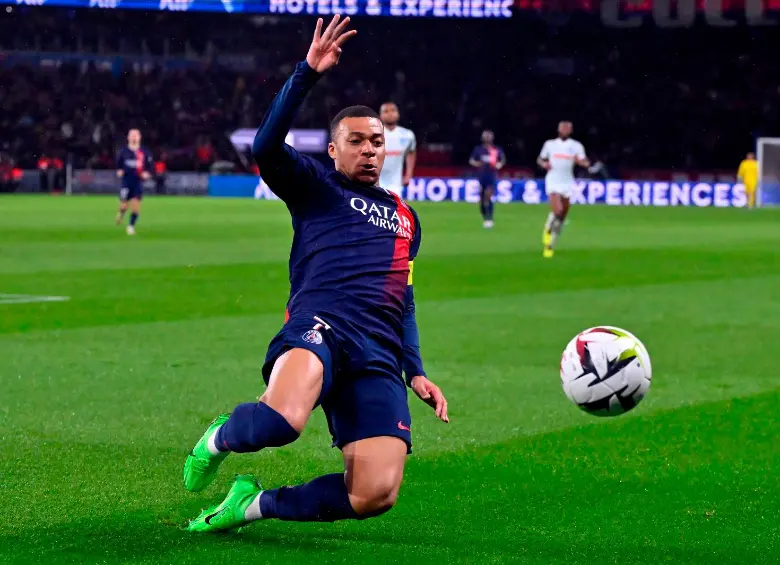 El pleito jurídico entre Kylian Mbappé y el PSG se intensifica, y ambas partes incrementan la cifra de indemnización. Foto: GETTY. 