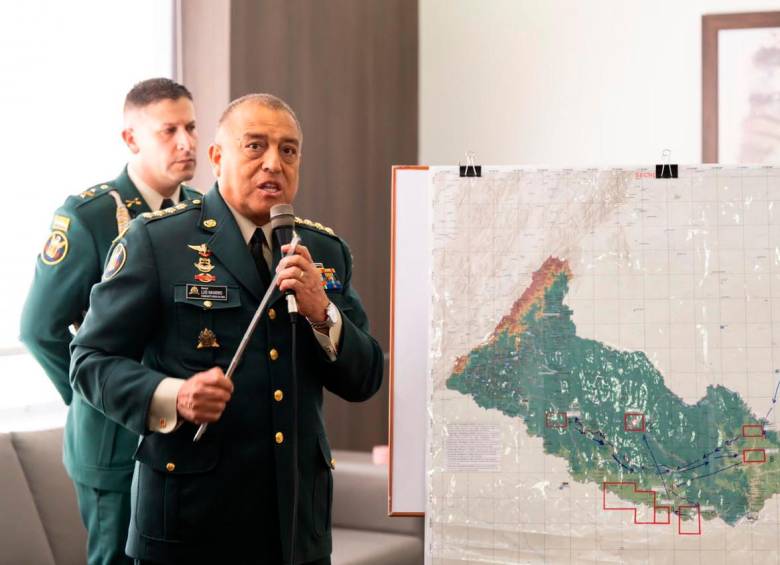 El general Luis Fernando Navarro, comandante de las Fuerzas Militares, explica como fue la operación Júpiter en la que fue abatido alias Iván Mordisco. FOTO: Cortesía. 