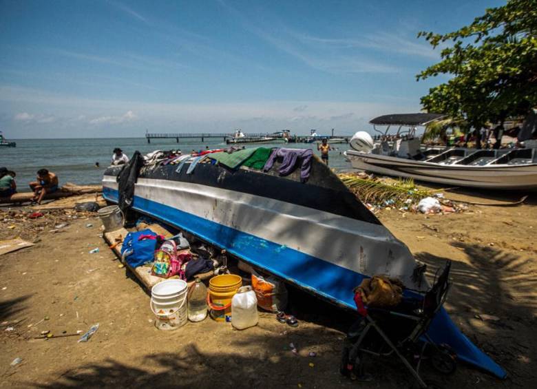 En la playa del puerto más de una canoa ha sido adaptada como una casa para migrantes. Foto: Carlos Velásquez.