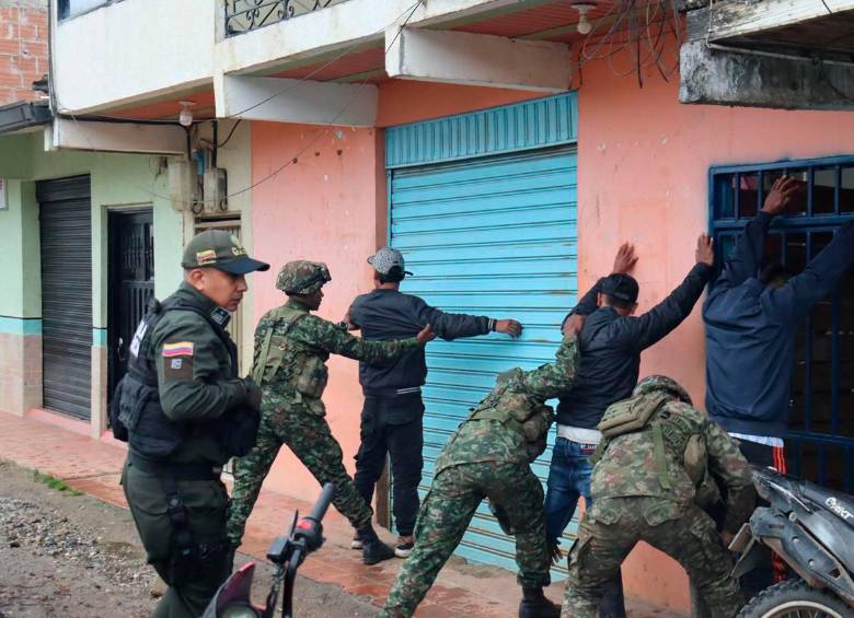 Durante el operativo, las autoridades capturaron a varios responsables del secuestro. FOTO: Ministerio de Defensa