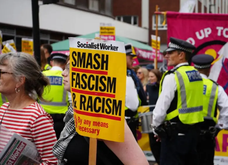 Protestantes en Londres, Reino Unido, por las políticas gubernamentales de alojamiento para asilo. FOTO: AFP
