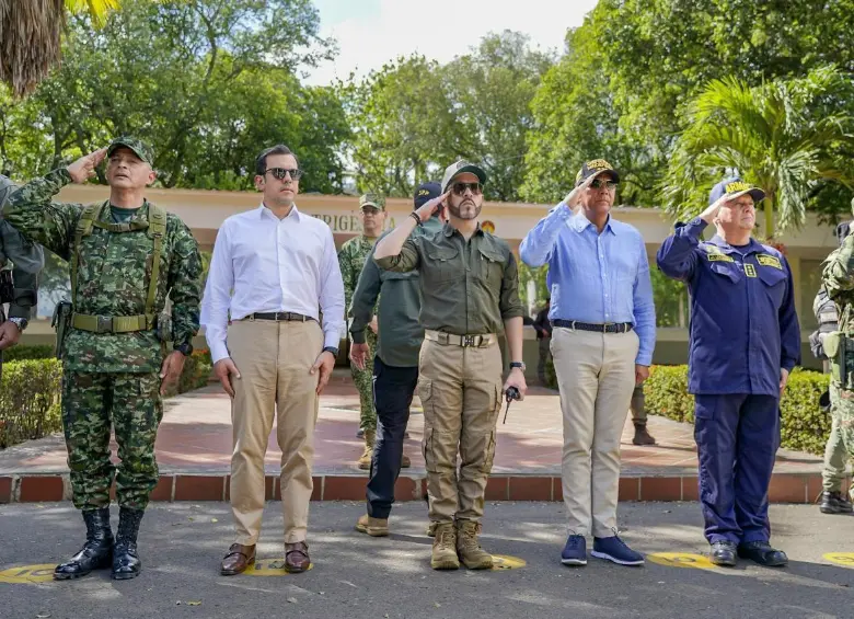El jefe de Estado junto a los ministros Rodrigo Lara (Interior) y el general (r) Jorge Eduardo Mora López (Defensa). Foto: Fuerzas Militares