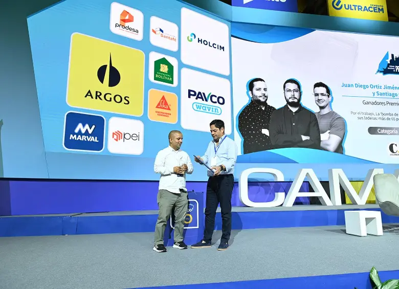 El periodista del Área Metro, Santiago Olivares Tobón, recibe el galardón de Camacol. FOTO: EL COLOMBIANO