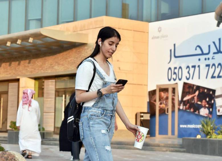 Manahel al Otaibi, de 29 años, fue condenada a 11 años de prisión en Arabia Saudita. FOTO: AFP 