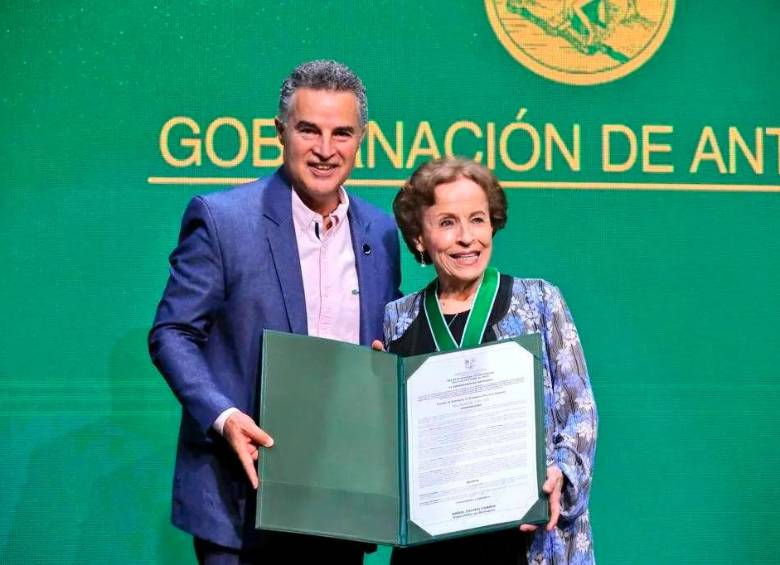 El gobernador de Antioquia y la maestra Blanca Uribe. FOTO Cortesía Gobernación de Antioquia.