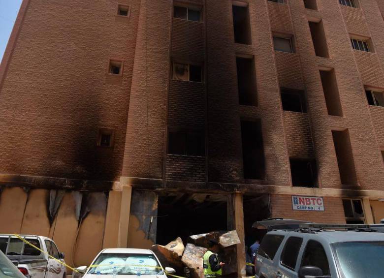 Este es el edificio donde se produjo el incendio en Mangaf, capital de Kuwait. FOTO: Tomada de X (antes Twitter) @AdityaRajKaul