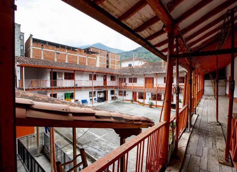 Algunas partes del techo de la casa tuvieron que ser soportados con vigas para que no se vinieran al suelo. Varias salas, en donde antes de practicaban artes, están cerradas. En la cárcel, por su parte, hay 32 sindicados esperando una condena. FOTO jaime pérez