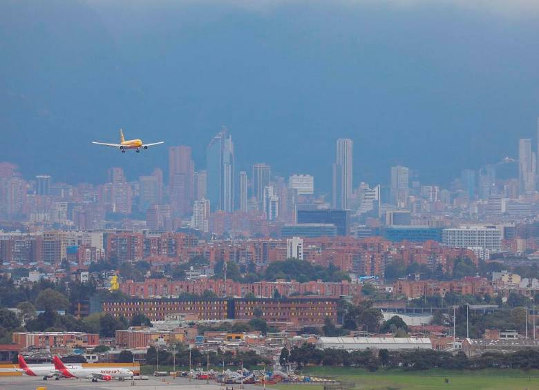 Las 117 mil dosis de la vacuna de Pfizer y BioNTech llegaron en un avión de DHL pasada la una de la tarde de este lunes, a Bogotá. FOTO COLPRENSA
