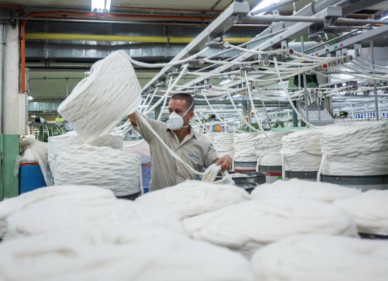 Según la Cámara Colombiana de la Confección, Colombia solo produce el 5% de los hilos que demanda la industria, por lo que el 95% restante debe importarse. Foto: Camilo Suárez 