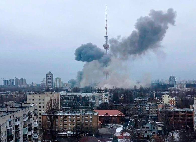 Momento del bombardeo ruso a la torre de televisión en Kiev. FOTO AFP.