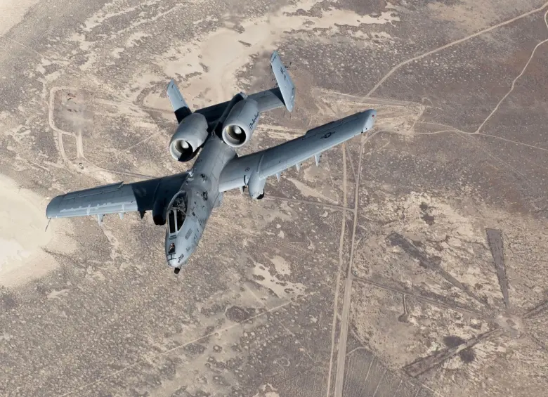 Un A-10 Thunderbolt, también conocido como Warthog, se aleja tras repostar combustible sobre Idaho el 25 de noviembre de 2020. El New York Times informó el 3 de abril de 2026 que un segundo avión estadounidense, un A-10 de ataque a tierra, se había estrellado cerca del estrecho de Ormuz y que el único piloto había sido rescatado sano y salvo. (Foto de la aviadora de primera clase Danielle Charmichael / Fuerza Aérea de EE. UU. / AFP)