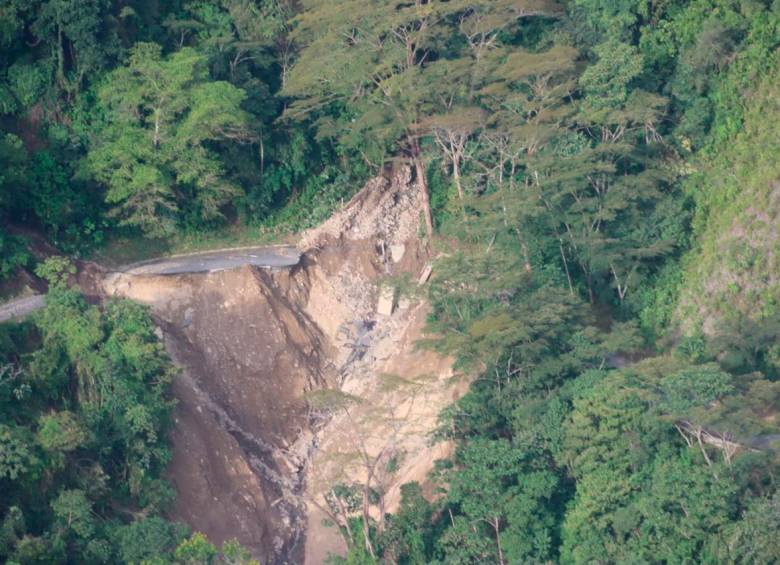 La vía que comunica a Ituango con Medellín sufrió varios derrumbes y pérdida de banca.