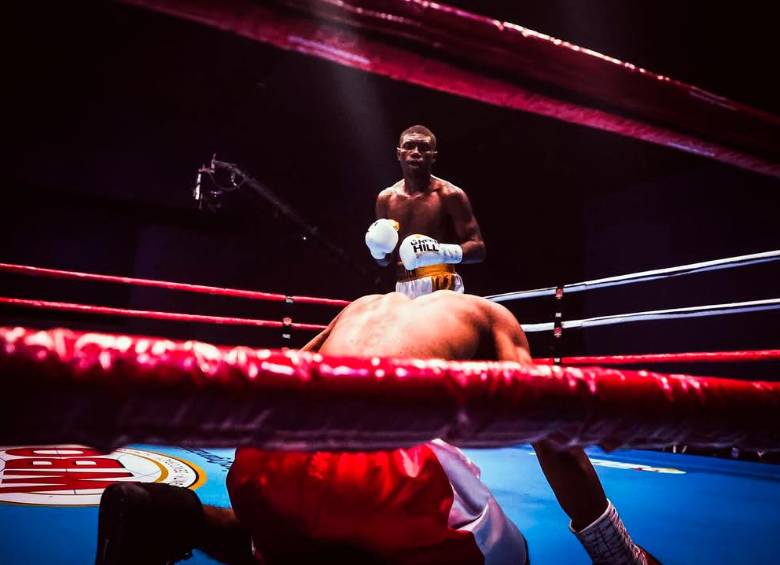 El boxeador antioqueño Yuberjen Martínez, de pie, con guantes blancos en la foto, ganó la pelea en la Convención Mundial de Boxeo que se realizó en Bogotá. Foto: tomada del Instragram de @mindeportecol