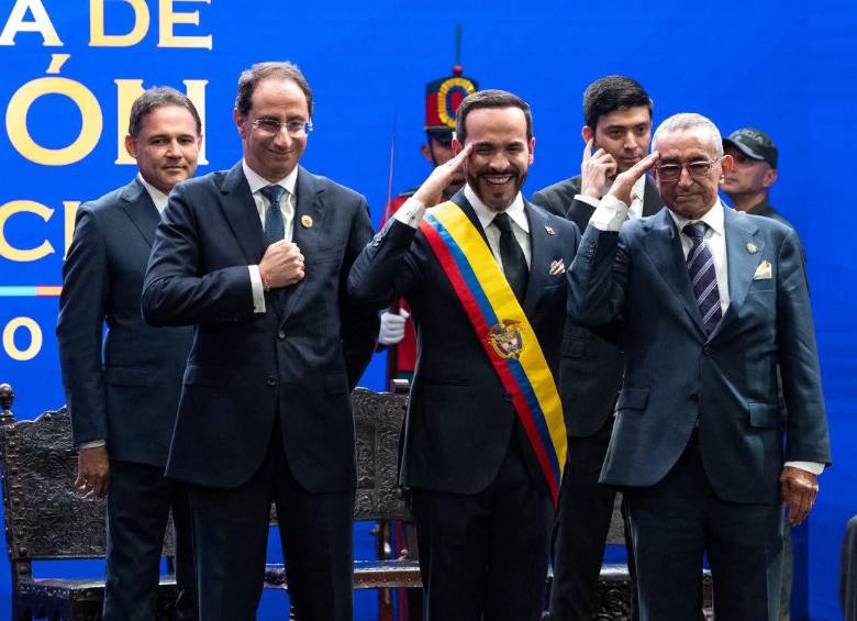 De izquierda a derecha en primera línea: el vicepresidente Juan Manuel Restrepo, el presidente Abelardo de la Espriella y Luis Felipe Yagüe Cotazo. 