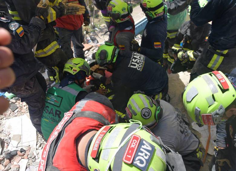 El equipo Usar Col-1, que tiene entre sus integrantes a ocho integrantes del Cuerpo de Bomberos de Envigado, rescataron a Moises, un niño de 11 años, en La Guaira. FOTO: CORTESÍA - DANIEL GONZÁLEZ (UNGRD)