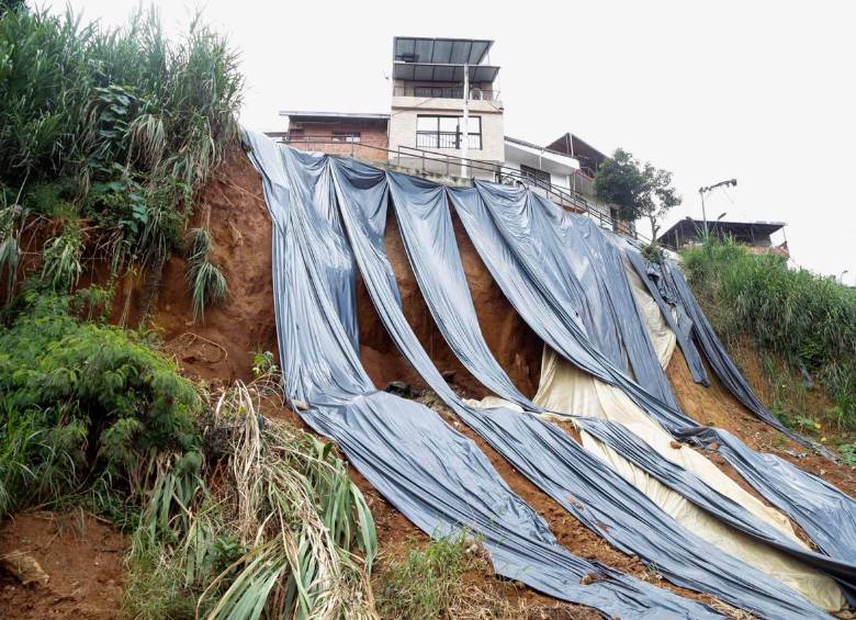 El derrumbe está localizado en el barrio Villatina, a la altura de la carrera 15 con la calle 52. FOTO: CORTESÍA SEBASTIÁN LÓPEZ