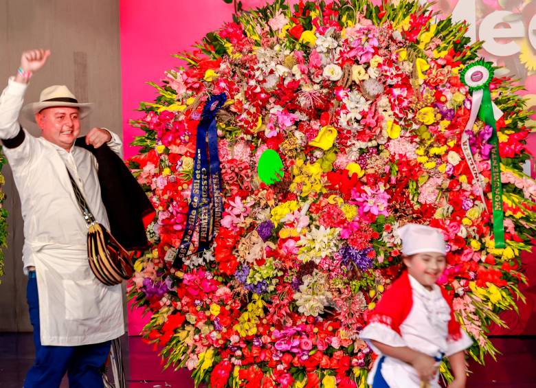 Juan Pablo Sánchez Martínez, con una silleta monumental, es el ganador absoluto del Desfile de Silleteros 2025. Foto: Manuel Saldarriaga Quintero
