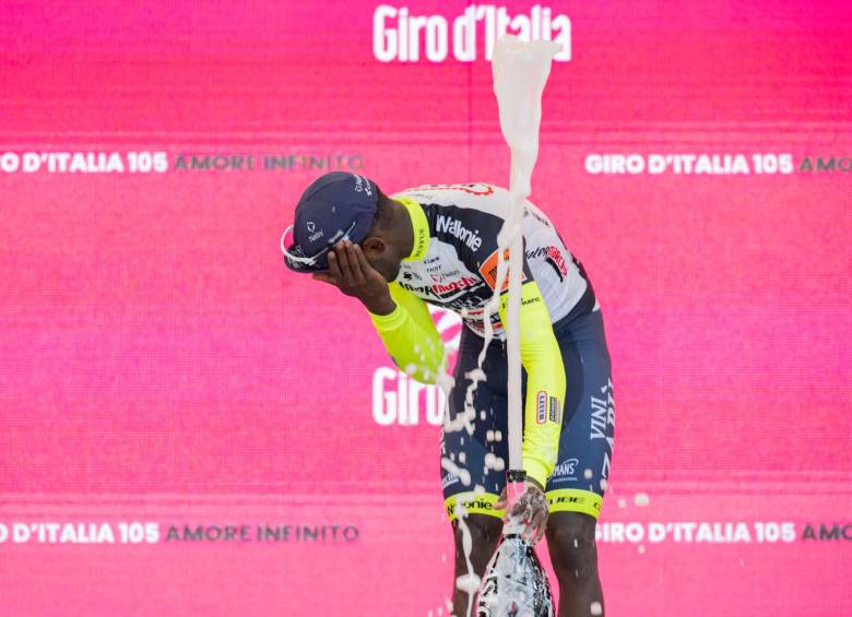 El ciclista se lesionó el ojo izquierdo abriendo la champaña con la que celebró en el podio de la jornada anterior. FOTO: EFE