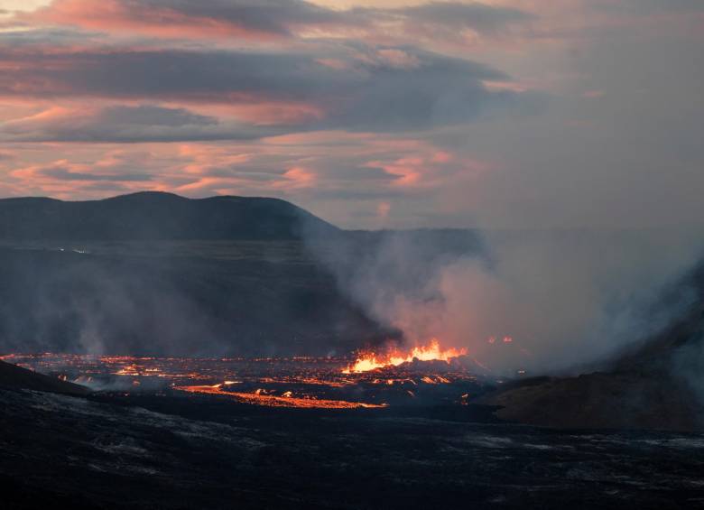 La erupción atrajo a numerosos turistas y residentes que han querido presenciar de cerca este espectáculo de la naturaleza. Foto: AFP