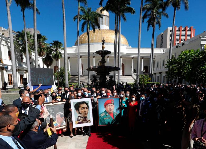 La primera dama de Venezuela, Cilia Flores, y los líderes chavistas Diosdado Cabello, entre otros, previo a la toma de posesión de la Asamblea Nacional oficialista. FOTO: EFE
