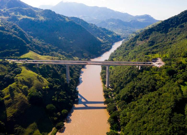 Se erigieron dos puentes paralelos de 490 metros con seis apoyos sobre el río Cauca, con la modalidad de viga cajón por el sistema de voladizos sucesivos. FOTO: ESTEBAN VANEGAS