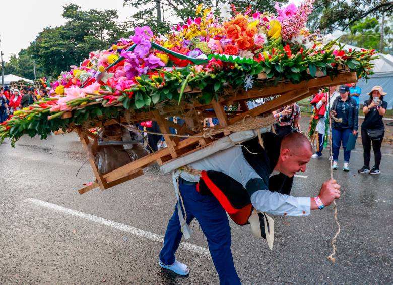 El desfile, que marca el cierre oficial de la Feria de las Flores 2025, congregó a miles de paisas y turistas que, con sonrisas y aplausos, celebraron la majestuosidad de las silletas y la dedicación de quienes las cargan. Foto: Manuel Saldarriaga Quintero