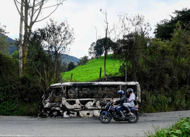 Según el último reporte, en las vías de Antioquia se han quemado más de 60 vehículos en los tres días de paro. FOTO AFP. 
