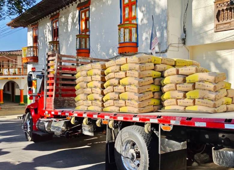 Los primeros despachos de materiales para la reconstrucción han llegado a los municipios de Abejorral, Andes, Betania, Ciudad Bolívar, Jardín, Salgar, Tarso, Hispania, Caramanta, Pueblorrico, Ebéjico, Valparaíso, Anzá, Sonsón, Armenia, Heliconia, Urrao, Betulia, Santa Rosa de Osos y San Luis. FOTO: Cortesía Gobernación de Antioquia